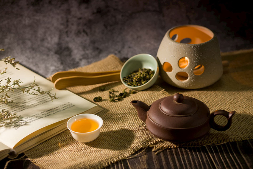 58.7.jpg 千库网_桌上的茶具和书本_摄影图编号62536 (1).jpg